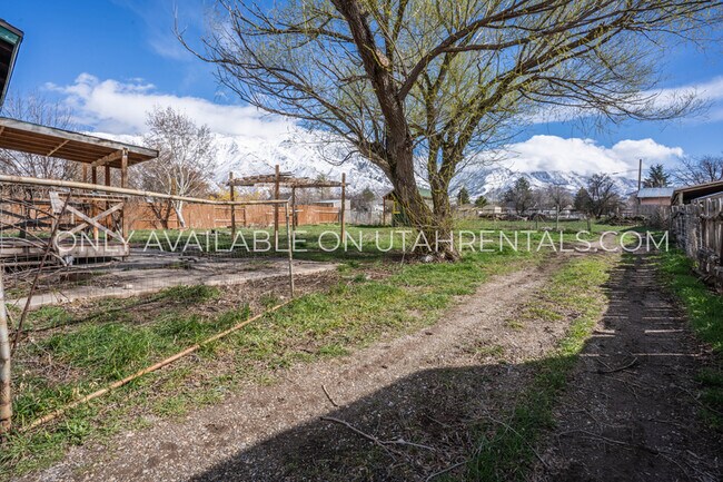 Building Photo - 165 W 300 N