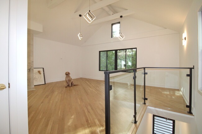 Building Photo - 933 N Ashland Ave