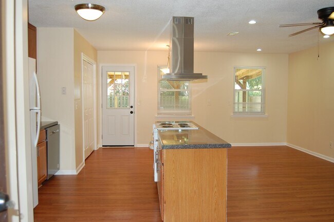 Building Photo - 768 Palm Dr