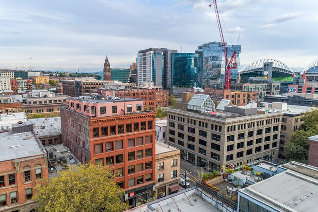 Building Photo - Spectacular Penthouse Loft with Amazing Views