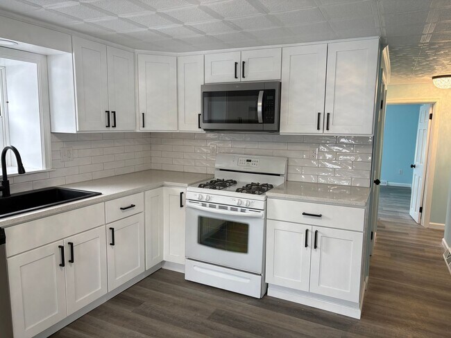 Foto del edificio - 1 Floor Living on 1/2 Acre, 4 Bedrooms/1 Bath, Garage-Dallastown SD