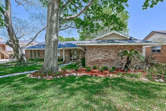 Foto del edificio - 9707 Kit St