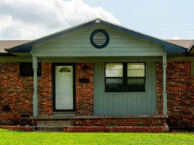 Foto del edificio - 10208 E 7th St