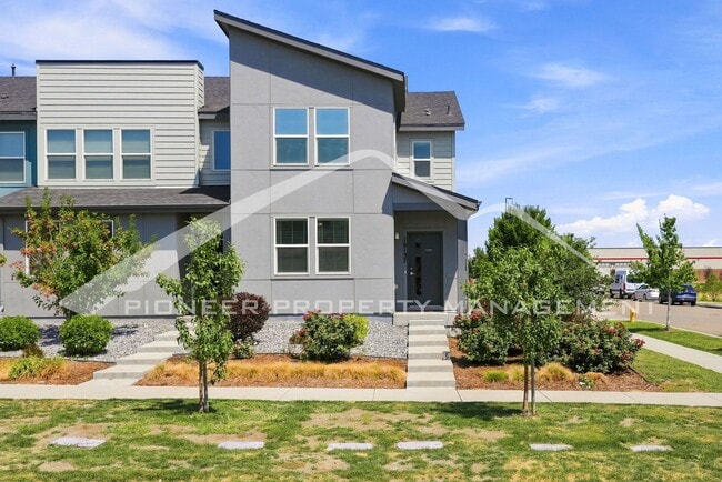 Spacious Townhouse with Central AC and 2-Car Garage - Spacious Townhouse with Central AC and 2-Car Garage