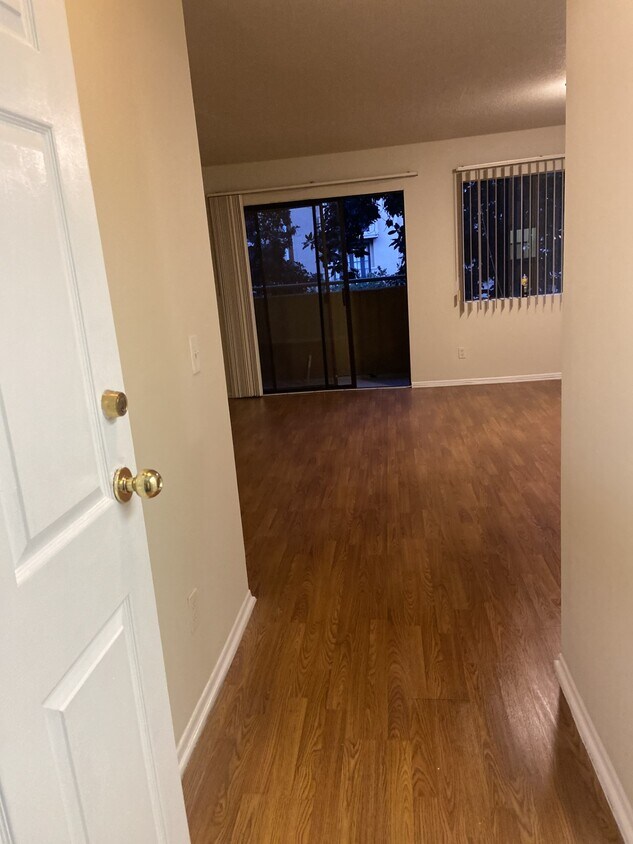 Midvale Ashton Plaza Apartments in Los Angeles, CA