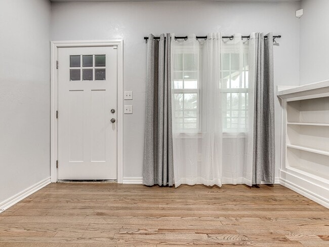 Building Photo - Charming home in Central Park Neighborhood...