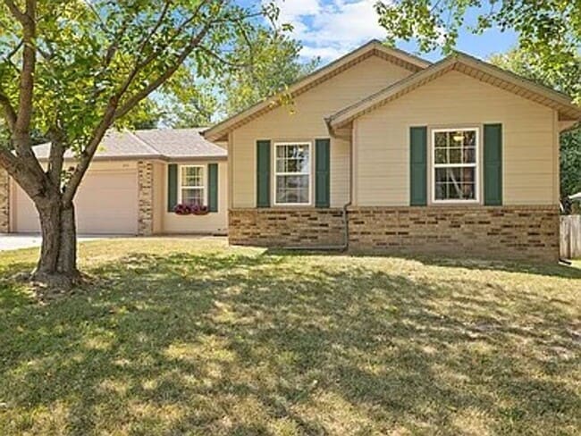 Building Photo - 3 Bed 2 Bath 2 Car Garage Available Now!!!