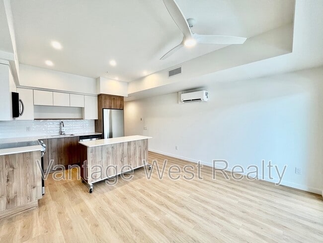 Building Photo - 604-604 Cawston Ave