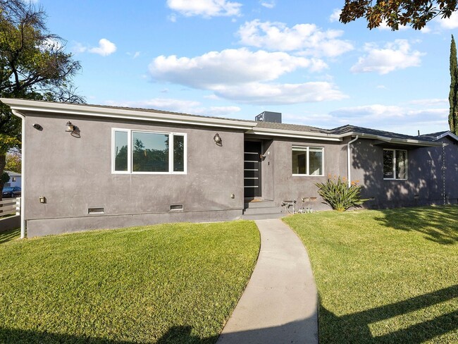 Building Photo - Luxury 5 Bedroom Pool Home in Tarzana