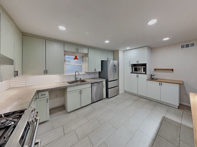 Foto del edificio - Move in by 12/15/2025 and receive 50% off your first full month’s rent!