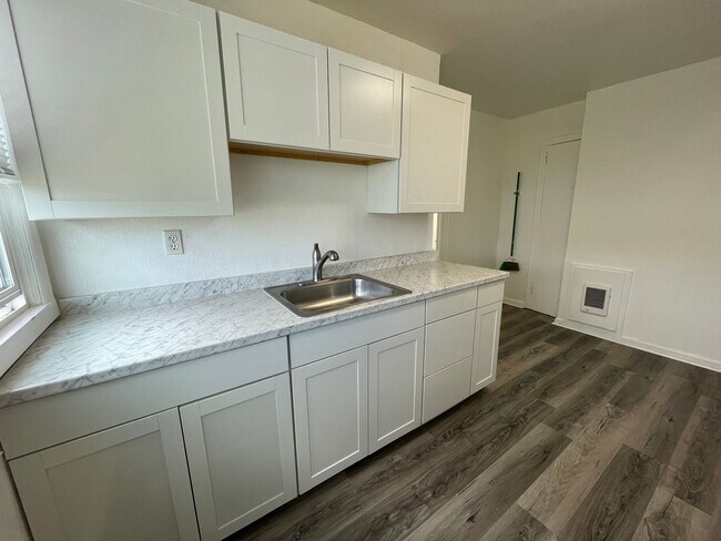 Building Photo - Charming Second Floor 1-Bedroom Close to Peninsula Park!