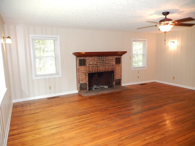 Building Photo - SPACIOUS 4/2 w/ Wood Floors, Screened Porc...