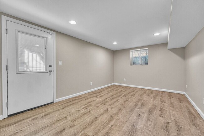 Foto del edificio - $1,450, 1 bed, 1 bath, located in Denver.