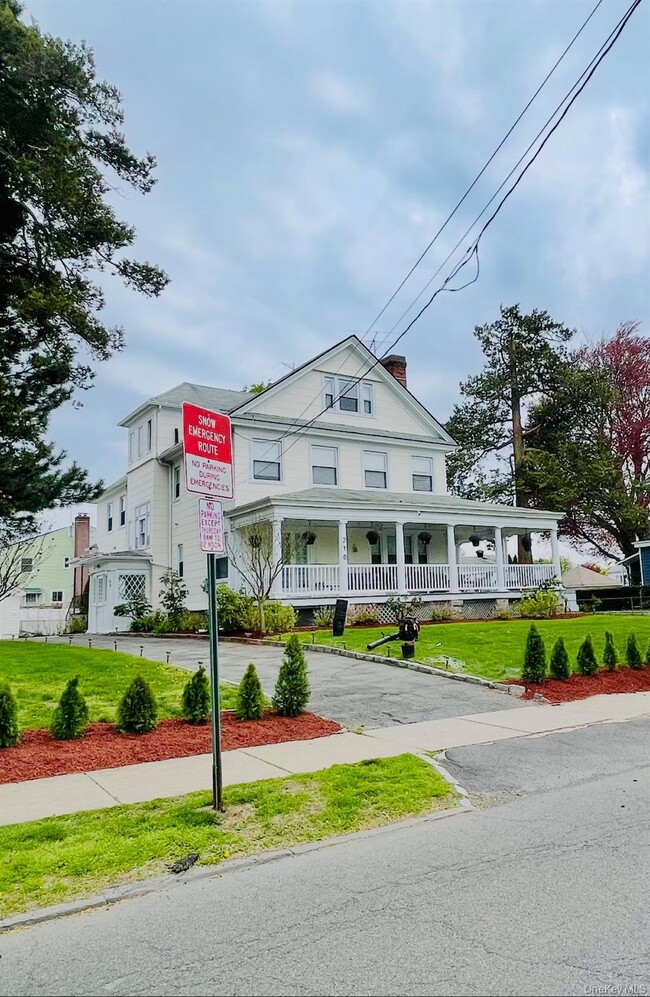 Building Photo - 210 Elm St