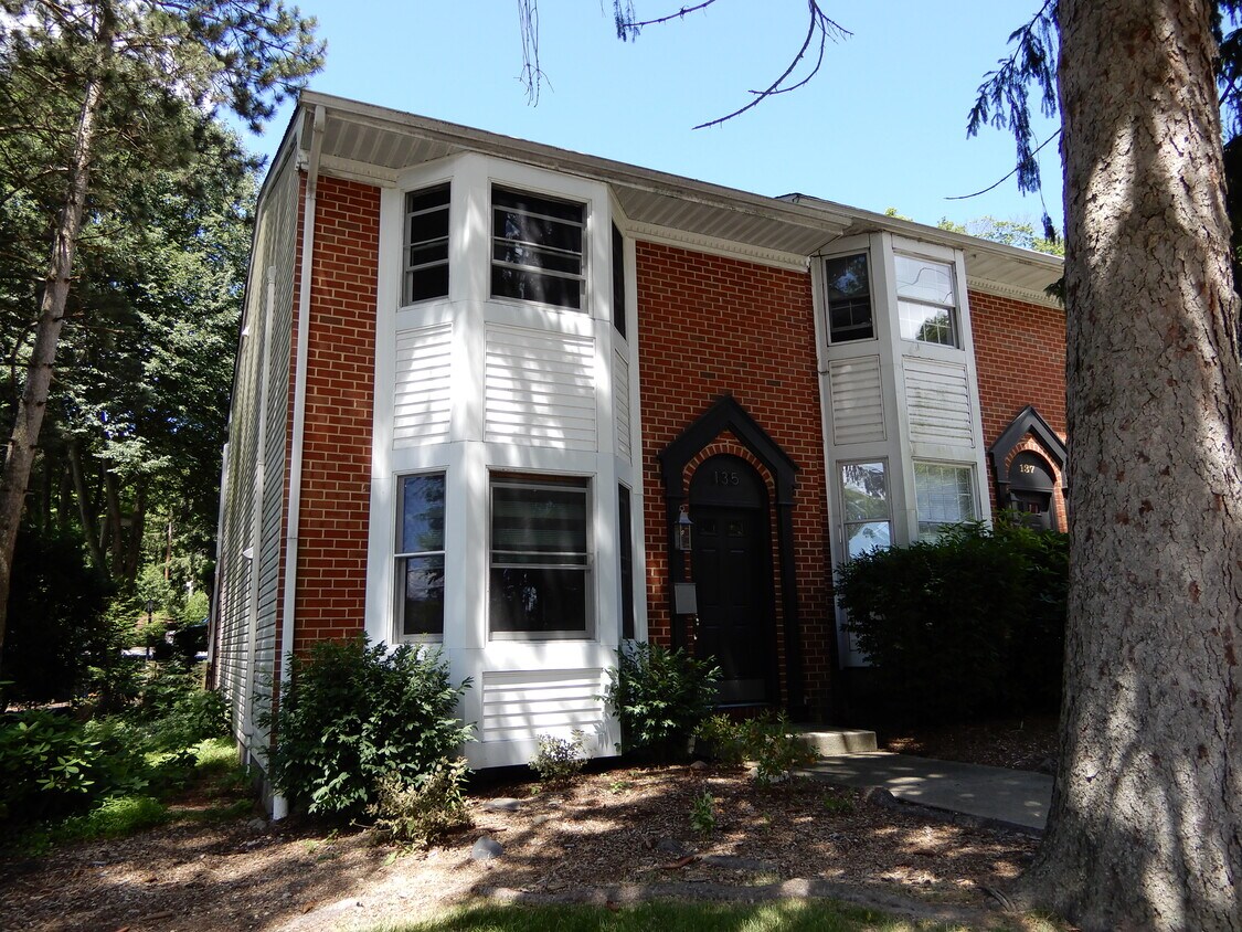 135 N 5th St, Stroudsburg, PA 18360 Townhome Rentals in Stroudsburg