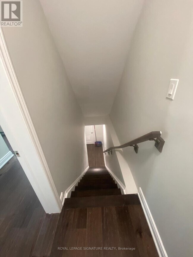 Photo du bâtiment - 487-487 Aztec Dr