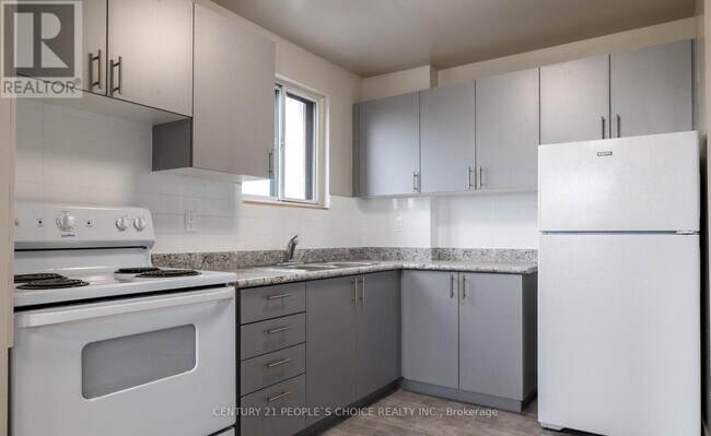 Photo du bâtiment - 549 N Service Rd