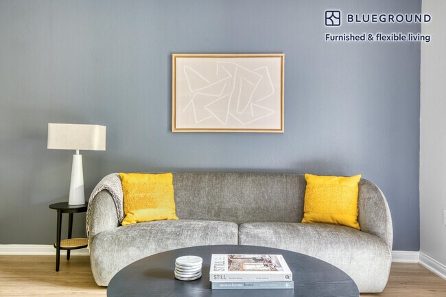 Foto del edificio - 8700 Pershing Dr