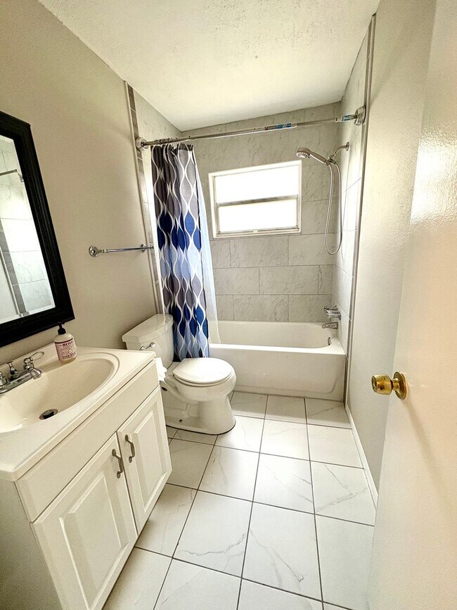 Foto del edificio - Beautiful 2/2 Available now!