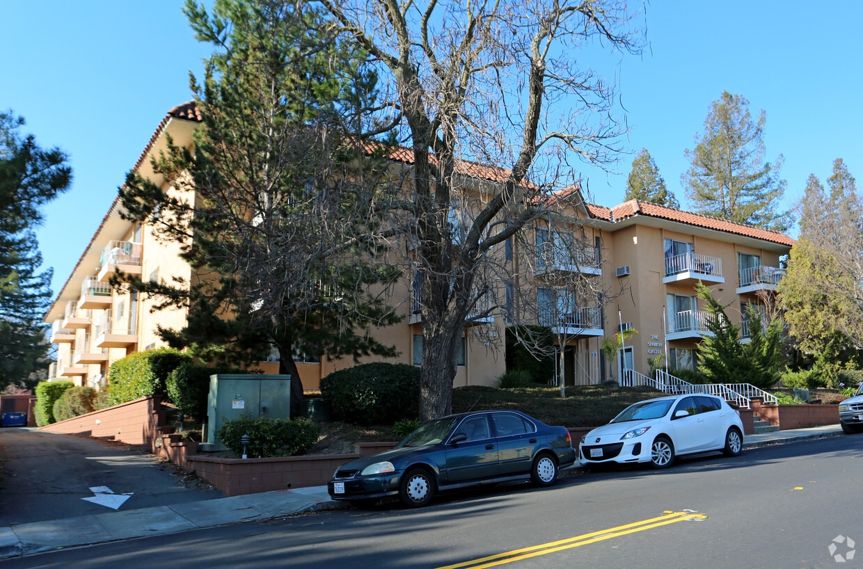 Primary Photo - Spanish Castle Apartments