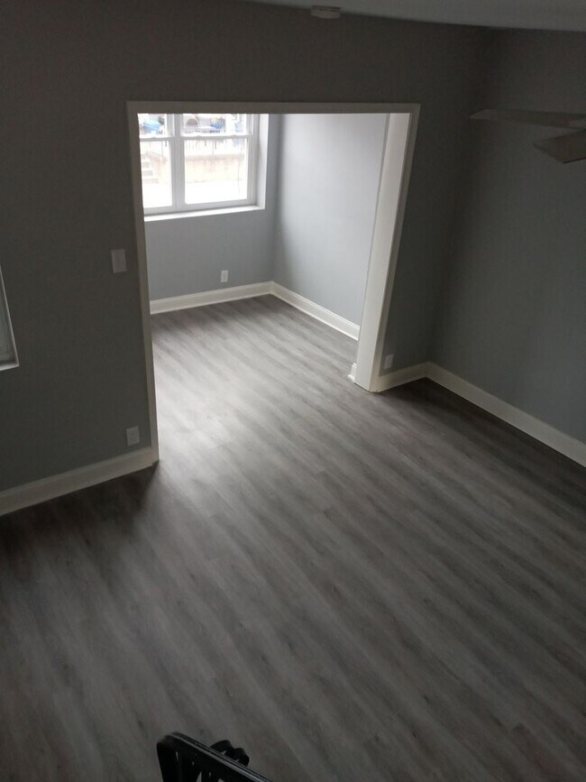 Building Photo - Large Newly Renovated 3Bd/1Ba Available in...