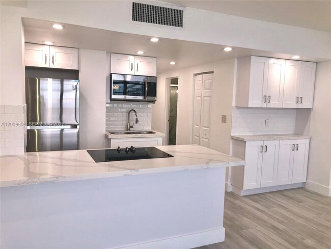 Building Photo - 905 Brickell Bay Dr