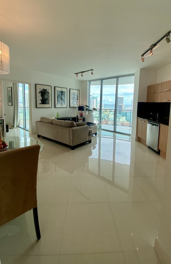 Foto principal - 350 S Miami Ave