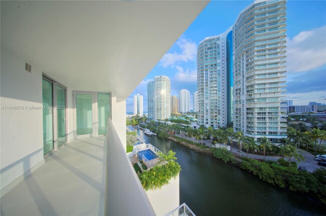 Foto del edificio - 300 Sunny Isles Blvd