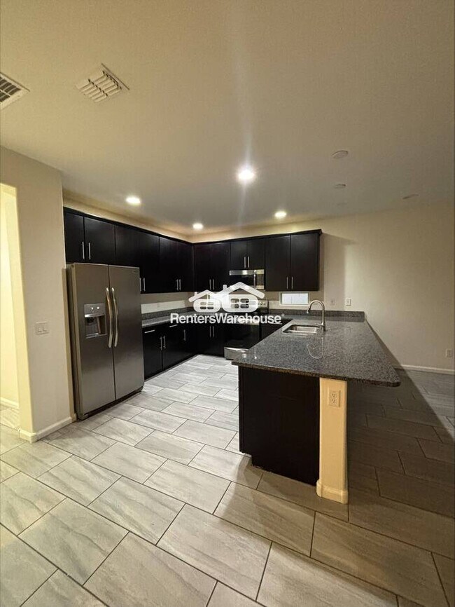 Building Photo - North Peoria Gated entry 3bed 2bath P00L Almost new