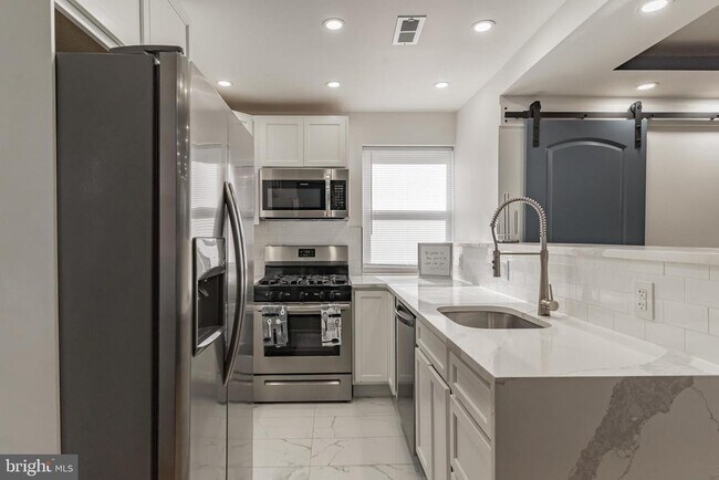 Building Photo - 1812 Woodbourne Ave