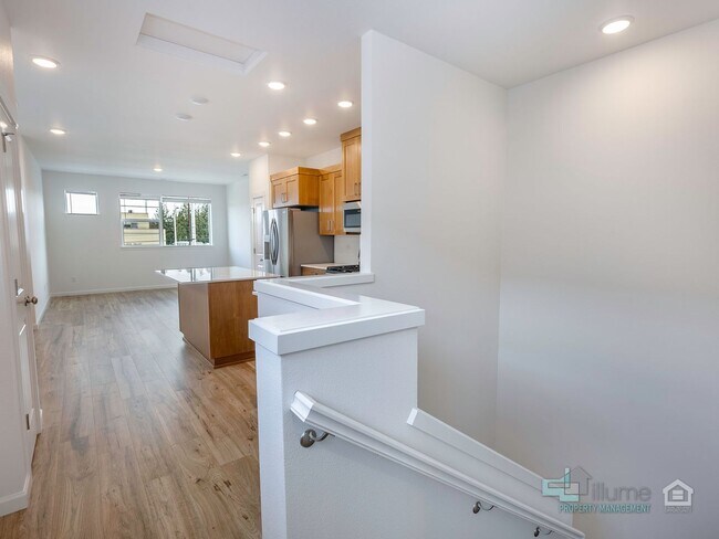 Building Photo - Bright 2-Bedroom, 2.5-Bathroom Home in Hillsboro