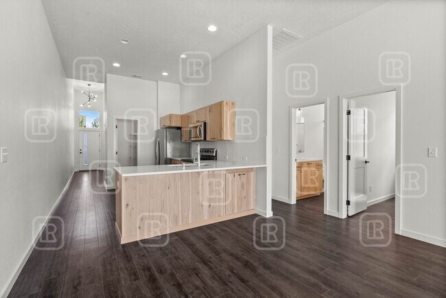 Building Photo - 618 S Crescent Ln
