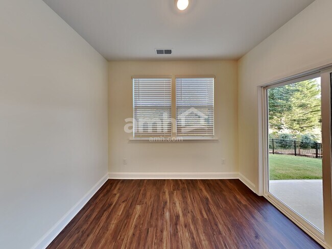 Foto del edificio - 551 Rivermist Dr