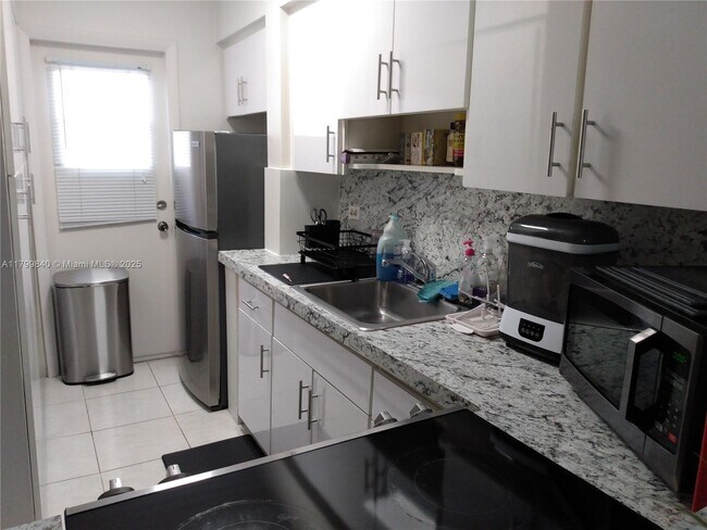 Foto del edificio - 6580 Santona St