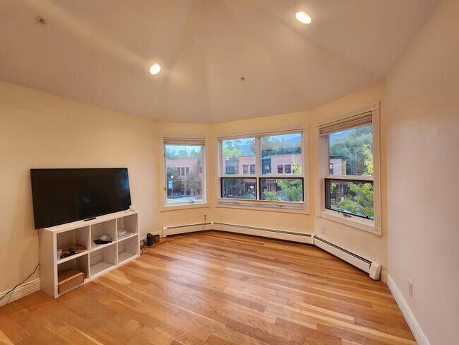 Foto del edificio - 234 Midland Ave
