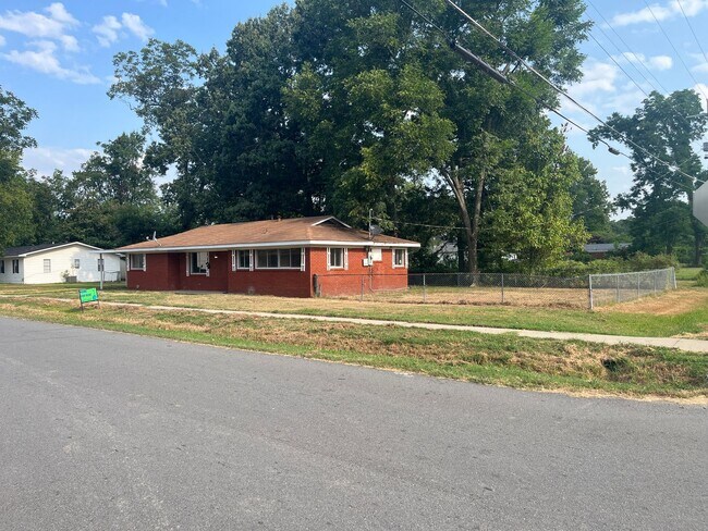 Building Photo - Nice large 3 BR. 1.5 Bath home for rent in Lonoke