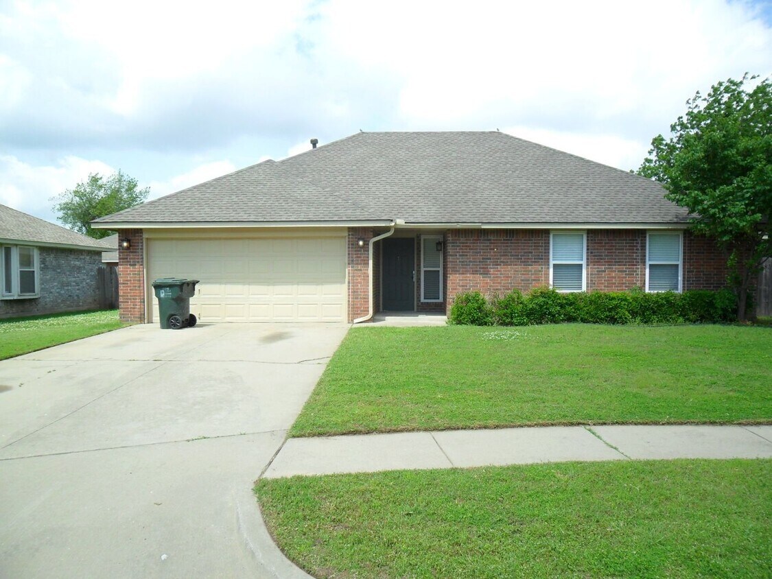 Primary Photo - Nice Home Big Yard