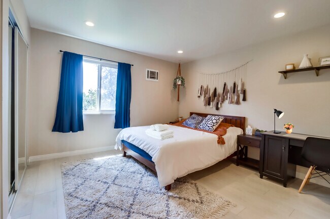 Recarga energías en esta cama tamaño queen tipo nube en el dormitorio 2 con un espacio de trabajo cercano. - 524 Telegraph Canyon Rd