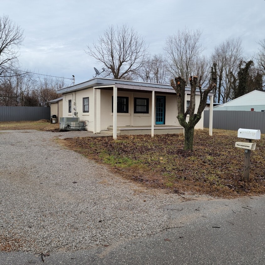 Primary Photo - 120 S Camp Heights Dr
