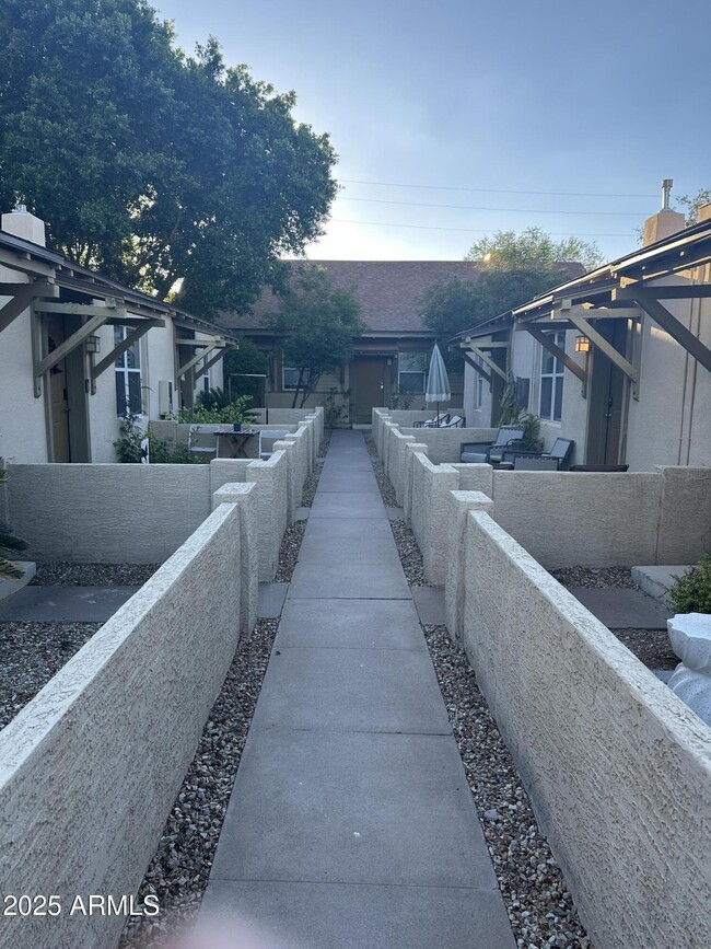 Building Photo - 636 N 4th Ave