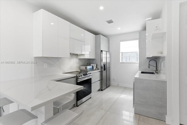 Foto del edificio - 7743 SW 99th St