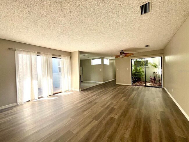 Foto del edificio - 6576 Sweetbriar Ln