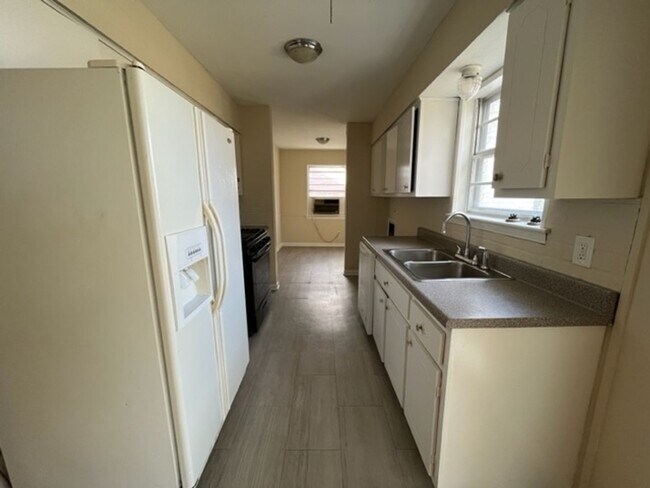 Building Photo - Renovated 3 Bedroom 1 Bath Home with 1 Car...