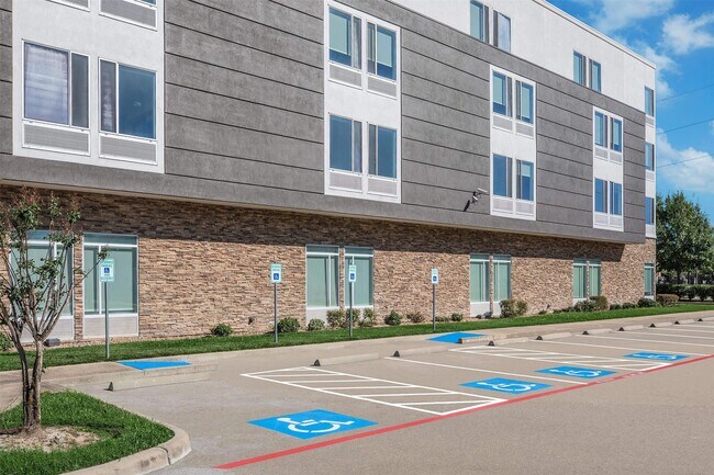 Foto del edificio - 1350 Broadfield Blvd