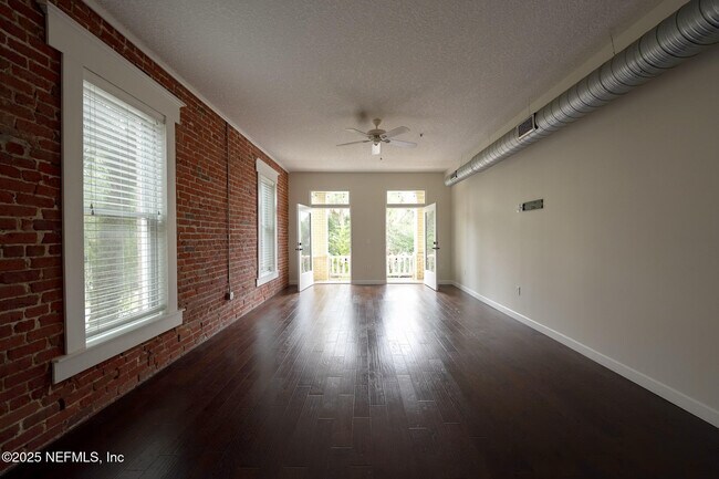 Foto del edificio - 115 W 2nd St