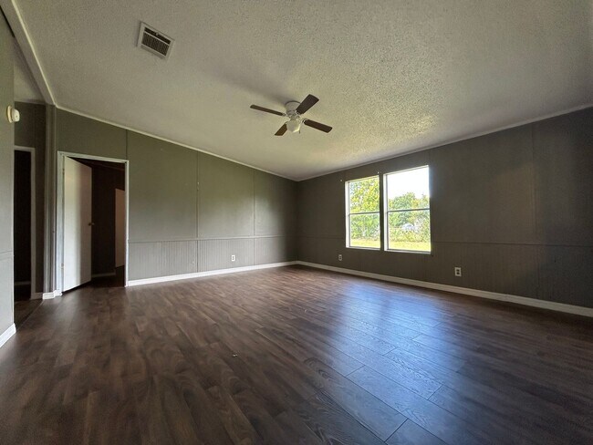 Building Photo - Rental property with land!