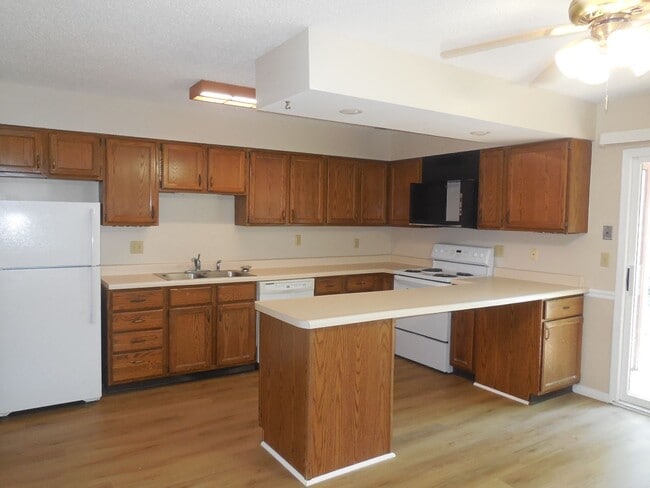 Building Photo - 2 Bedroom 1.5 Bath Townhouse with Fireplac...