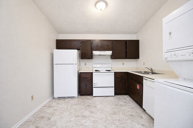 Building Photo - Freshly Updated 2BR Unit Near Old Palafox Hwy with New Wood-Look Flooring, Vaulted Ceilings & Uti...