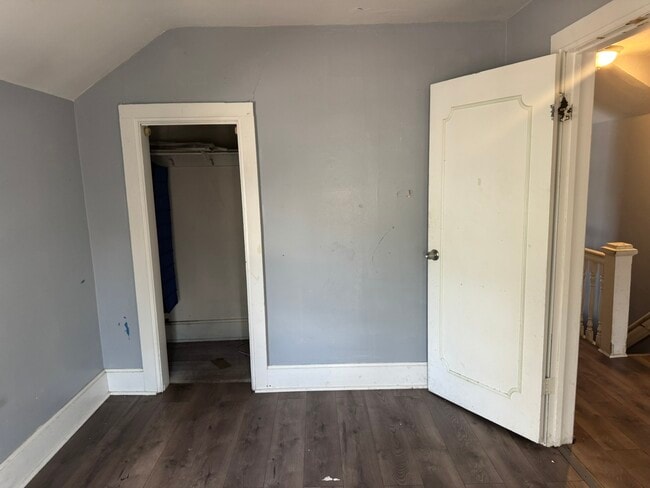 Building Photo - 915 W 14th St