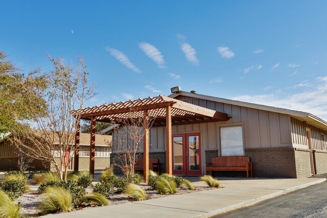 Building Photo - Oak Creek Apartments